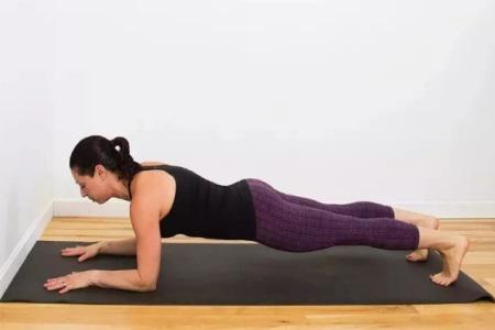 女性保持年輕的秘訣，練好瑜伽動作中的倒立式