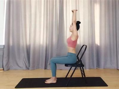 瑜伽初學(xué)者必練的瑜伽動(dòng)作，只需要一把辦公椅就能練習(xí)