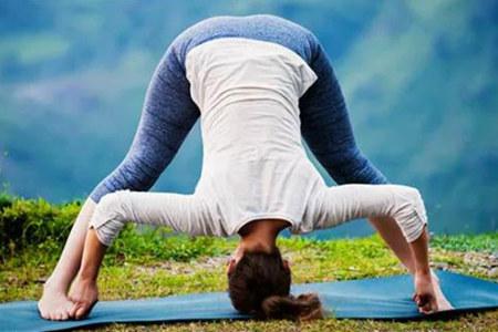 練瑜伽前的拉筋動(dòng)作你知道的有哪些？?jī)煞N瑜伽初入門(mén)教程