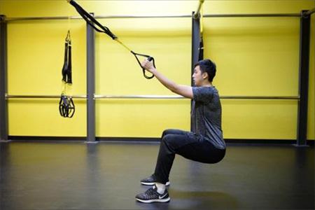 深蹲的好處,女人練習(xí)這五種深蹲瑜伽動(dòng)作讓身材更迷人-易網(wǎng)健康養(yǎng)生網(wǎng) 深蹲的好處,女人練習(xí)這五種深蹲瑜伽動(dòng)作讓身材更迷人