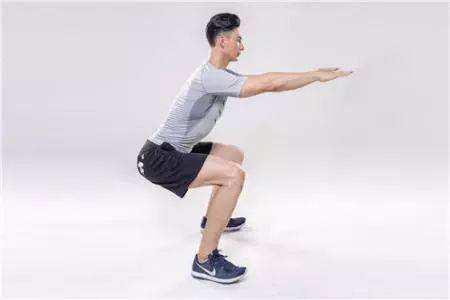 深蹲的好處,女人練習(xí)這五種深蹲瑜伽動(dòng)作讓身材更迷人-易網(wǎng)健康<a href=http://m.henggaotouzi.com/jkys/ target=_blank class=infotextkey>養(yǎng)生</a>網(wǎng) 深蹲的好處,女人練習(xí)這五種深蹲瑜伽動(dòng)作讓身材更迷人