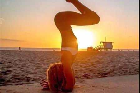 練瑜伽前的拉筋動(dòng)作你知道的有哪些？?jī)煞N瑜伽初入門(mén)教程