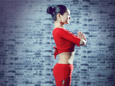 看瑜伽視頻練習強身健體好處多，這幾個瑜伽體式多鍛煉