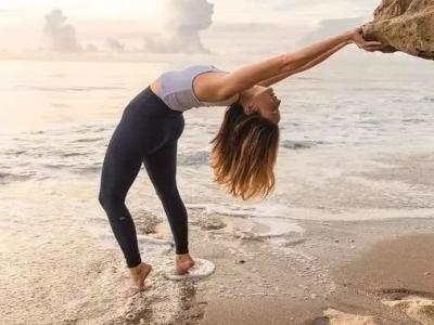 練瑜伽的好處多多，瘋狂瘦肚子，讓腿部的線條更緊致