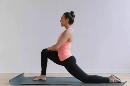 女性擁有曼妙身姿,可以通過瑜伽打開正確劈叉方式-易網<a href=http://m.henggaotouzi.com/ target=_blank class=infotextkey>健康養生</a>網 女性擁有曼妙身姿,可以通過瑜伽打開正確劈叉方式