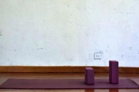 女性肩膀酸痛，練習瑜伽打開雙肩，緩解酸痛感