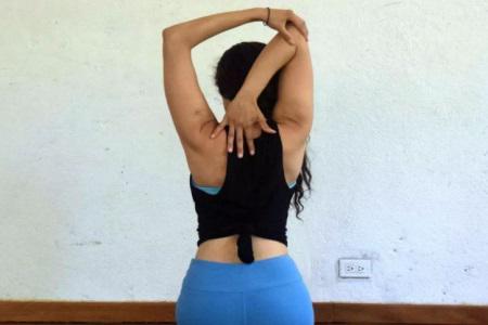 女性肩膀酸痛，練習瑜伽打開雙肩，緩解酸痛感