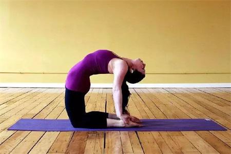 練習(xí)瑜伽排毒養(yǎng)顏，四個瑜伽動作讓你越練越年輕