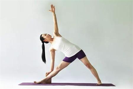 練習(xí)瑜伽排毒養(yǎng)顏，四個瑜伽動作讓你越練越年輕