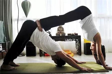 同房姿勢108種，雙人瑜伽換個姿勢愛帶給你不一樣的感受