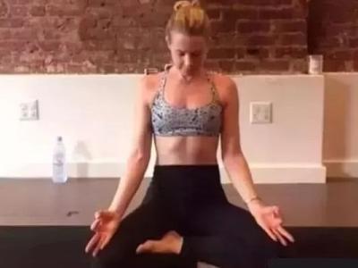 月經量少是什么原因，女性練習瑜伽改善月經不調預防便秘