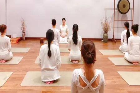 羨慕女明星生完孩子依舊少女,孕婦練習瑜伽改善體態-易網健康養生網 羨慕女明星生完孩子依舊少女,孕婦練習瑜伽改善體態