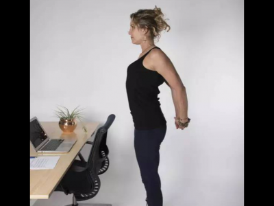 女性進行辦公室瑜伽動作塑體介紹 女性上班族進行瑜伽鍛煉