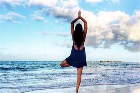 瑜伽初入門教學視頻動作解析，女性要想練好瑜伽首先要認識瑜伽