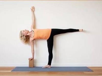 初入門瑜伽靠墻五個動作圖片，緩解肩頸酸痛塑形效果滿分