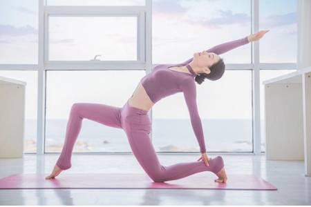 瑜伽初入門教學(xué)視頻,四個(gè)新手拉伸的基礎(chǔ)動(dòng)作圖片-易網(wǎng)<a href=http://m.henggaotouzi.com/ target=_blank class=infotextkey>健康養(yǎng)生</a>網(wǎng) 瑜伽初入門教學(xué)視頻,四個(gè)新手拉伸的基礎(chǔ)動(dòng)作圖片