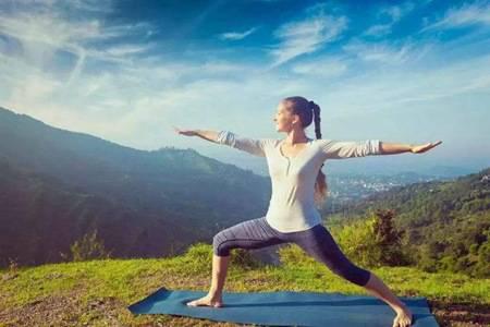 初入門八個最簡單的瑜伽動作圖片，教你拉伸腰背大腿肌肉