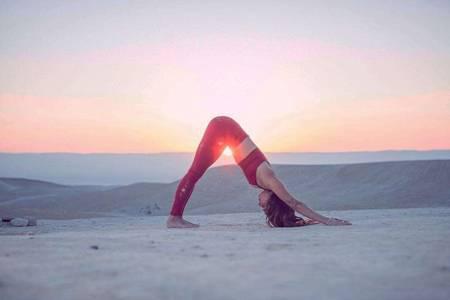 瑜伽初入門基本功動作圖片，六個動作打開身體韌帶