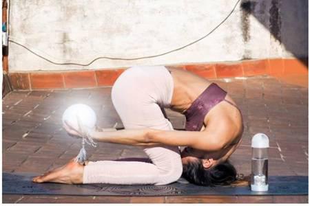 五個瑜伽初入門基本功最簡單動作，在家自學瑜伽的動作教程