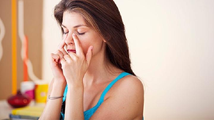 清晨面部浮腫的原因到底是什么 6個快速消除清晨面部浮腫的方法