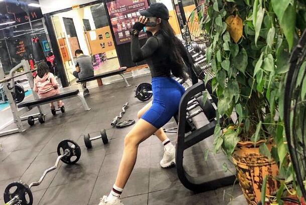 女生魯鐵是什么意思是有氧運動嗎，在健身房擼鐵玩健身器材