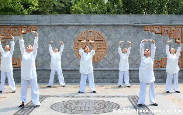 女性練八段錦的好處，疏通氣血/緩解壓力/減肥(附視頻教程)