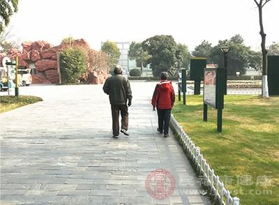 走路慢與走路快的人有啥不同 每天走多少為好