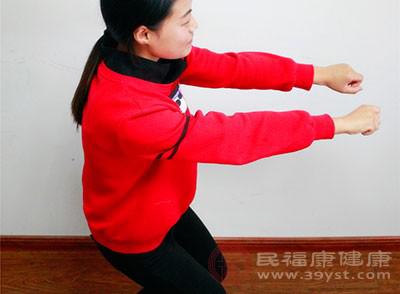 每天花15分鐘靠墻蹲一蹲 好處太多了 現在知道也不晚