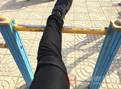 跑步前如何熱身 提醒：壓腿可能并不是正確動作 不要做錯了