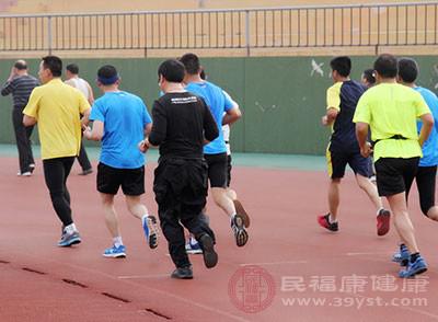 哪個時間段適合跑步 早上還是晚上 跑錯了可能傷身