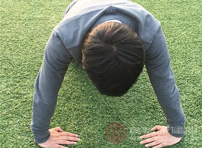 做俯臥撐和堅持跑步 哪種鍛煉方式對身體好 不同人應該怎么選-易網健康養生網 做俯臥撐和堅持跑步 哪種鍛煉方式對身體好 不同人應該怎么選