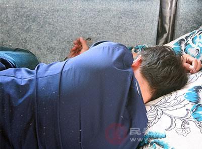 做俯臥撐和堅持跑步 哪種鍛煉方式對身體好 不同人應該怎么選-易網<a href=http://m.henggaotouzi.com/ target=_blank class=infotextkey>健康養生</a>網 做俯臥撐和堅持跑步 哪種鍛煉方式對身體好 不同人應該怎么選