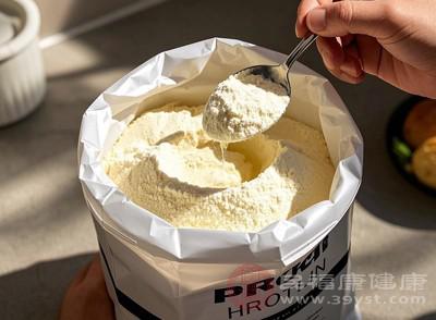 健身吃蛋白粉=智商稅嗎 幾招教你喝出“鈔能力肌肉”