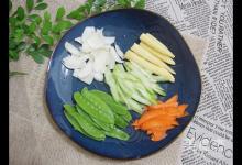 7點早餐｜一道五彩時蔬，因為這個食材還能養(yǎng)心安神，潤肺止咳的做法-家常味炒菜譜