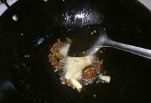 黃燜土豆雞的做法-家常味炒菜譜