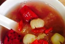 火龍果蓮子桂圓枸杞銀耳湯的做法-甜味煮菜譜