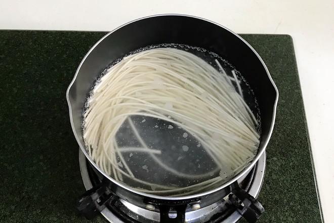 蔥油面的做法-咸鮮味拌菜譜