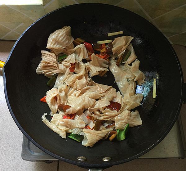 韭菜炒油豆皮的做法-家常味炒菜譜