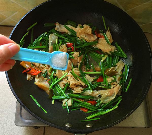 韭菜炒油豆皮的做法-家常味炒菜譜