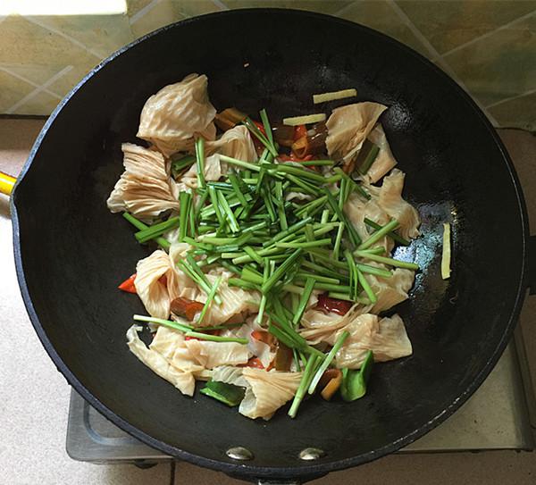 韭菜炒油豆皮的做法-家常味炒菜譜