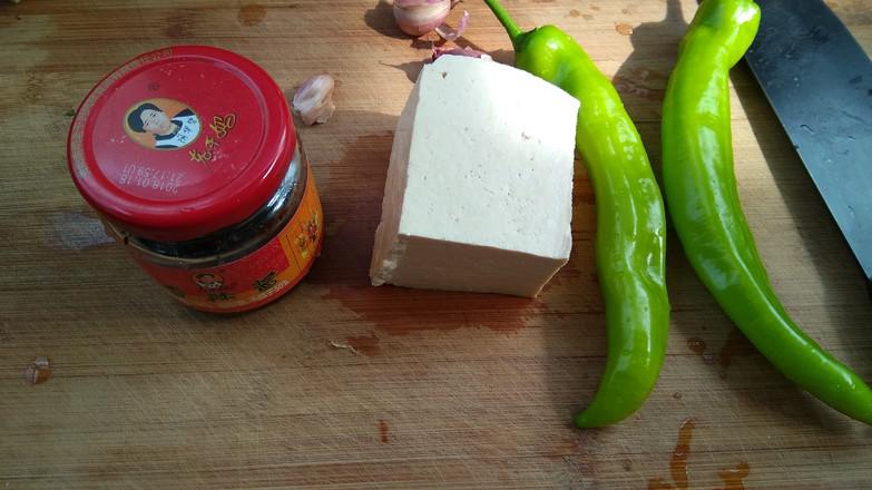 香辣醬尖椒炒豆腐的做法-香辣味炒菜譜-易網<a href=http://m.henggaotouzi.com/ target=_blank class=infotextkey>健康養生</a>網 香辣醬尖椒炒豆腐的做法-香辣味炒菜譜