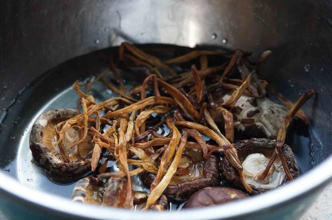 醬汁菌菇蹄尖的做法-家常味燜菜譜