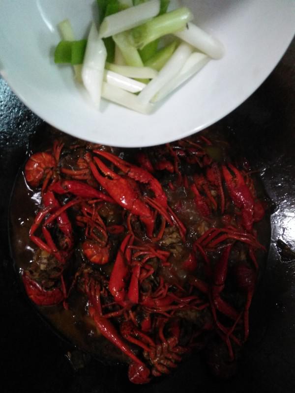 酸菜小龍蝦的做法-蒜香味炒菜譜