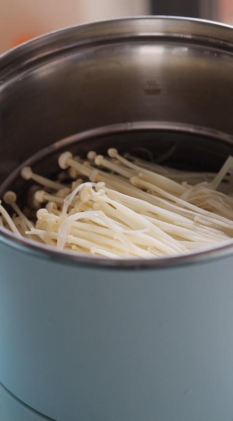 涼拌金針菇的做法-酸辣味拌菜譜