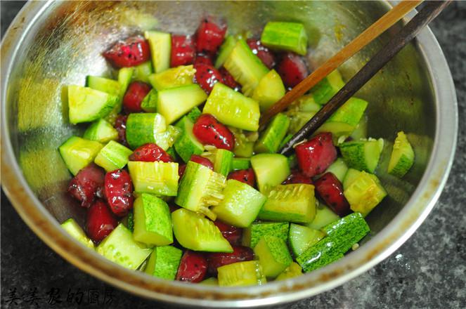 火龍果丸子拌黃瓜的做法-家常味拌菜譜