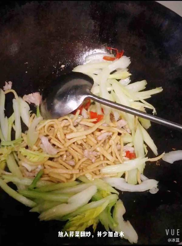 芹菜干子炒肉絲的做法-家常味炒菜譜