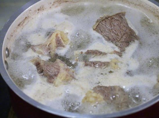 【番茄燉牛肉】的做法-家常味燉菜譜