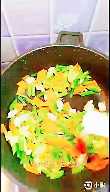 香芹百合的做法-家常味炒菜譜