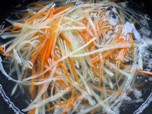 涼拌土豆絲的做法-家常味拌菜譜