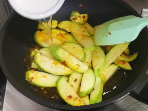 醬炒西葫蘆的做法-香辣味炒菜譜-易網健康養生網 醬炒西葫蘆的做法-香辣味炒菜譜